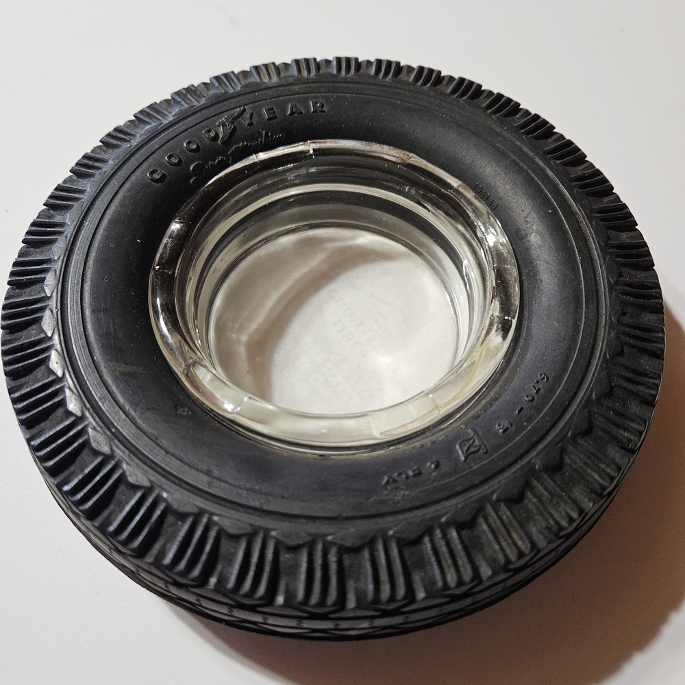 Black Tire Ashtray - Retro Automotive Decor - Picture 6 of 7